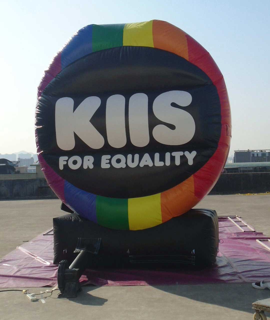 The KIIS inflatable is large enough when inflated to rise above a crowd and be seen from a distance while remaining portable and transport friendly.