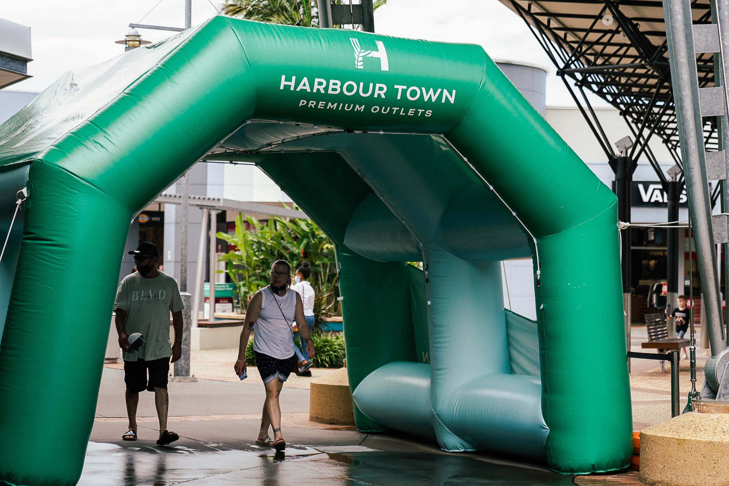 The misting tunnel was fully printed in the Harbour Town livery to ensure a strong brand identity and to convey to shoppers that harbour town is striving to make shopping as enjoyable an experience as possible, even in the summer heat.